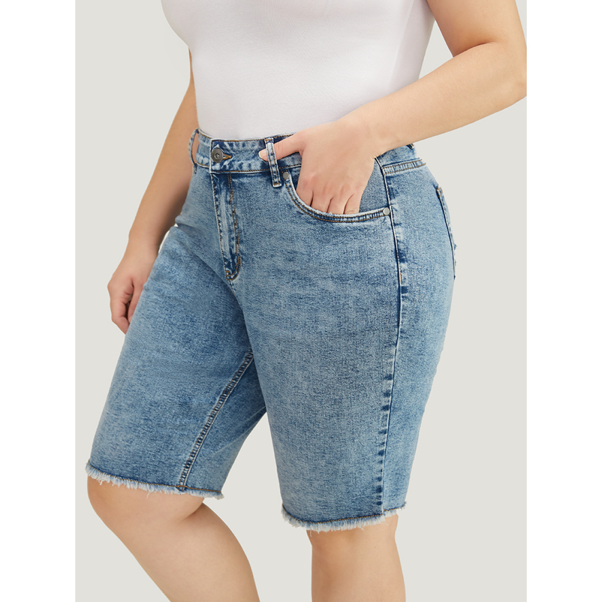 

Plus Size Skinny Moderately Stretchy Dark Wash Raw Hem Denim Shorts Women DarkBlue Casual Plain Medium stretch Pocket Jeans BloomChic
