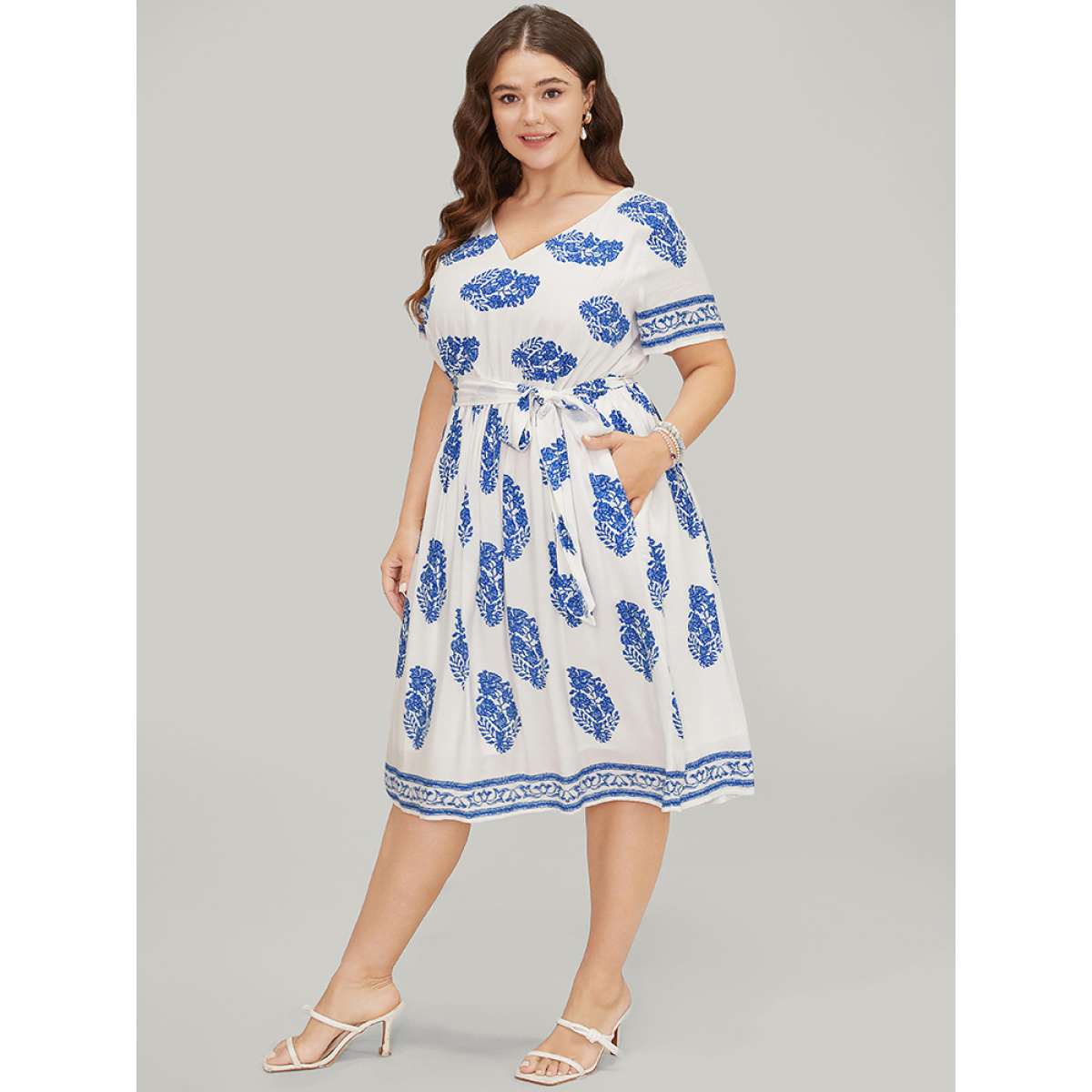 Plus Size Floral Print Pocket Belted Ruffle Hem Knee Dress Blue Women Vacation Printed V-neck Short sleeve Curvy Knee Dress BloomChic
Plus Size Floral Print Pocket Belted Ruffle Hem Knee Dress Blue Women Vacation Printed V-neck Short sleeve Curvy Knee Dress BloomChic