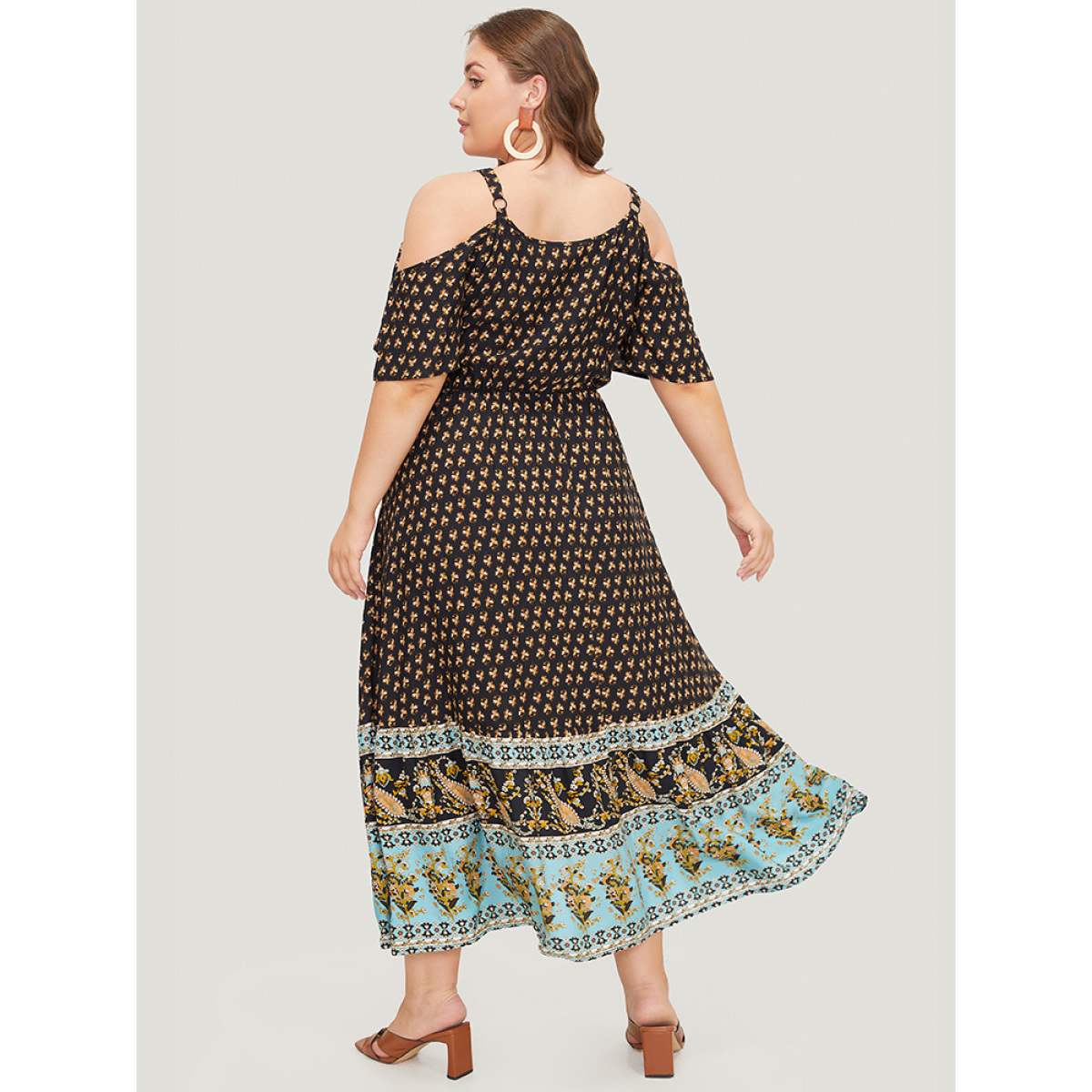 Plus Size Bandana Print Pocket Ruffle Trim Cold Shoulder Maxi Dress Black Women Vacation Adjustable Straps V-neck Short sleeve Curvy Maxi Dress BloomChic
Plus Size Bandana Print Pocket Ruffle Trim Cold Shoulder Maxi Dress Black Women Vacation Adjustable Straps V-neck Short sleeve Curvy Maxi Dress BloomChic