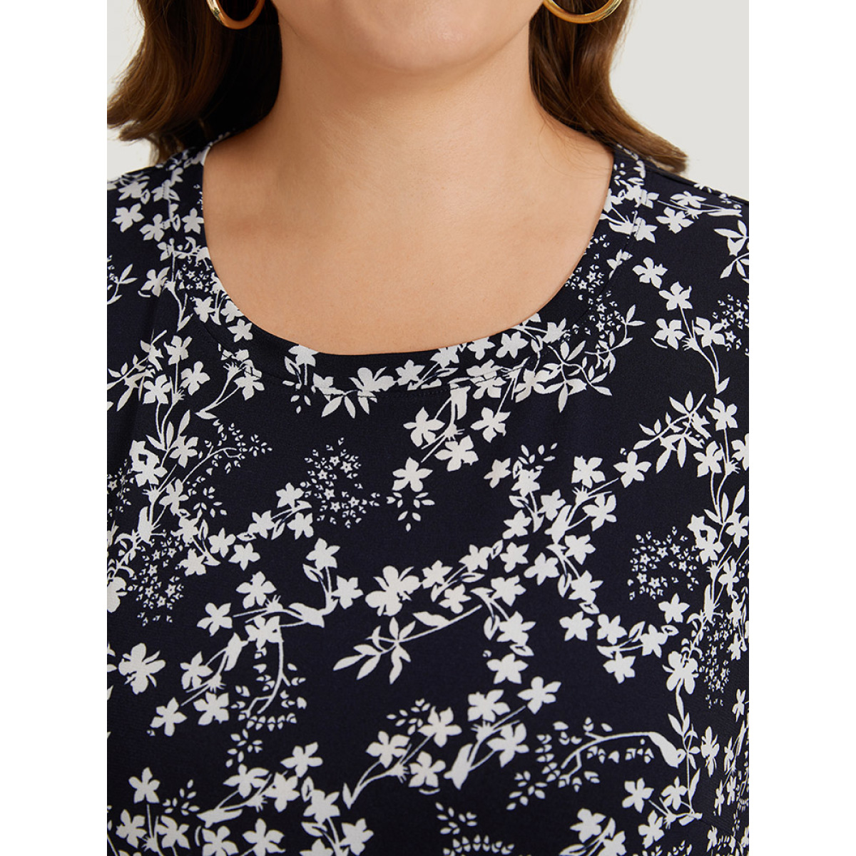 Plus Size Ditsy Floral Pocket Crew Neck Tank Dress Navy Women Casual Printed Round Neck Sleeveless Curvy Midi Dress BloomChic
Plus Size Ditsy Floral Pocket Crew Neck Tank Dress Navy Women Casual Printed Round Neck Sleeveless Curvy Midi Dress BloomChic