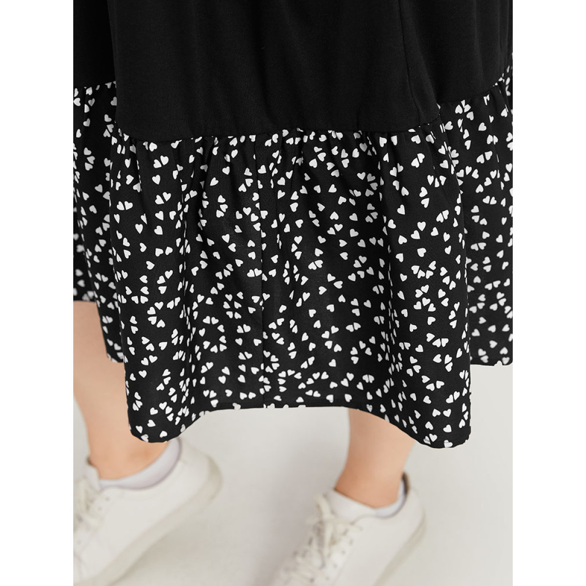 Plus Size Supersoft Essentials Heart Print Patchwork Flutter Trim Dress Black Women Casual Gathered V-neck Short sleeve Curvy Midi Dress BloomChic
Plus Size Supersoft Essentials Heart Print Patchwork Flutter Trim Dress Black Women Casual Gathered V-neck Short sleeve Curvy Midi Dress BloomChic