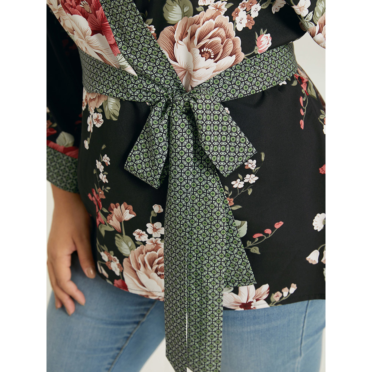 

Plus Size Floral Print Contrast Trim Belted Kimono Women Black Casual Contrast Belt Dailywear Kimonos BloomChic