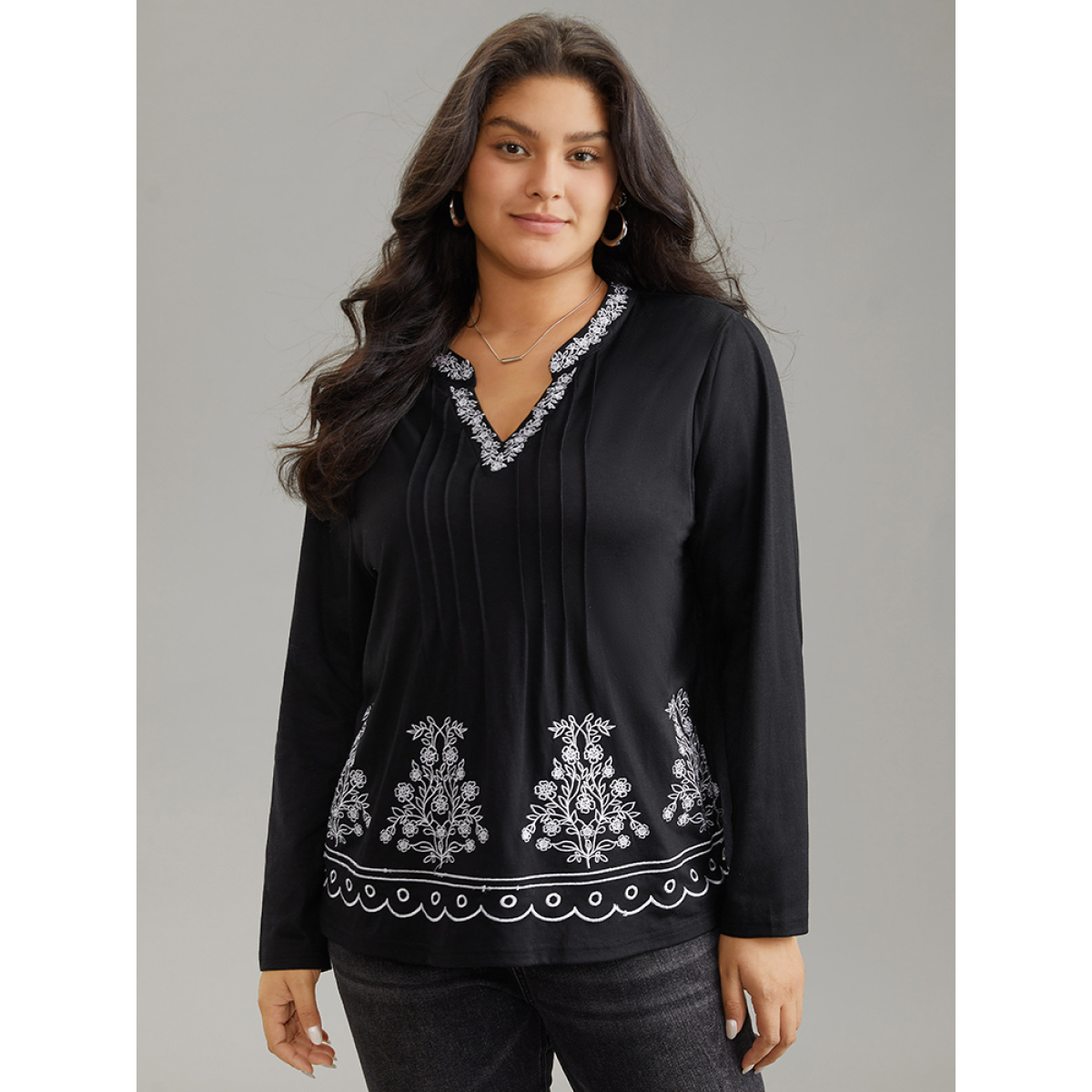 Plus Size Floral Embroidered Notched Pleated T-shirt Black Women Elegant Contrast Silhouette Floral Print Notched collar Dailywear T-shirts BloomChic
Plus Size Floral Embroidered Notched Pleated T-shirt Black Women Elegant Contrast Silhouette Floral Print Notched collar Dailywear T-shirts BloomChic