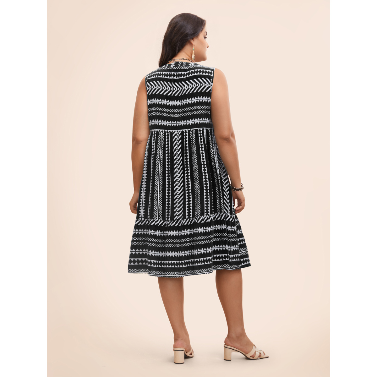 Plus Size Striped Geometric Pocket Ruffle Hem Sleeveless Tank Dress Black Women Casual Non V-neck Sleeveless Curvy BloomChic
Plus Size Striped Geometric Pocket Ruffle Hem Sleeveless Tank Dress Black Women Casual Non V-neck Sleeveless Curvy BloomChic