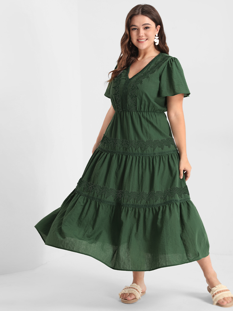 

Plus Size Floral Ruffled Patchwork Eyelet Lace V Neck Dress Green Women Elegant Patchwork V-neck Short sleeve Curvy Long Dress BloomChic