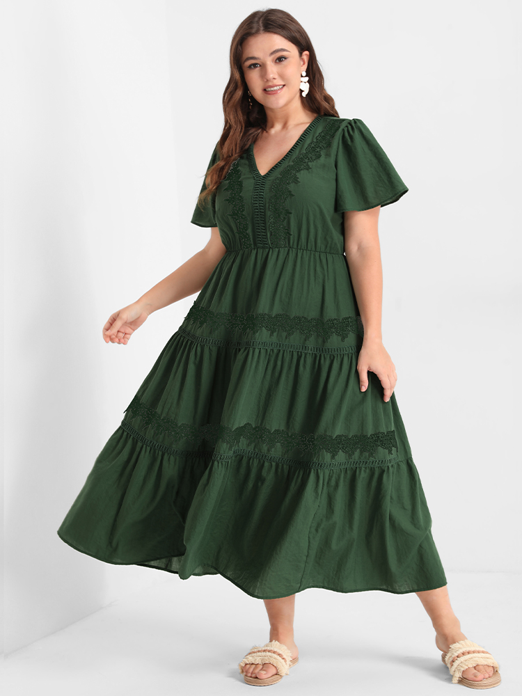 

Plus Size Floral Ruffled Patchwork Eyelet Lace V Neck Dress Green Women Elegant Patchwork V-neck Short sleeve Curvy Long Dress BloomChic