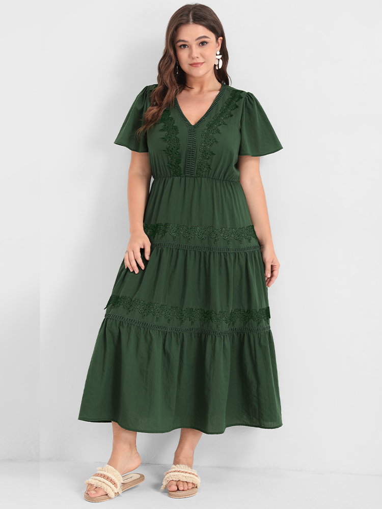 

Plus Size Floral Ruffled Patchwork Eyelet Lace V Neck Dress Green Women Elegant Patchwork V-neck Short sleeve Curvy Long Dress BloomChic