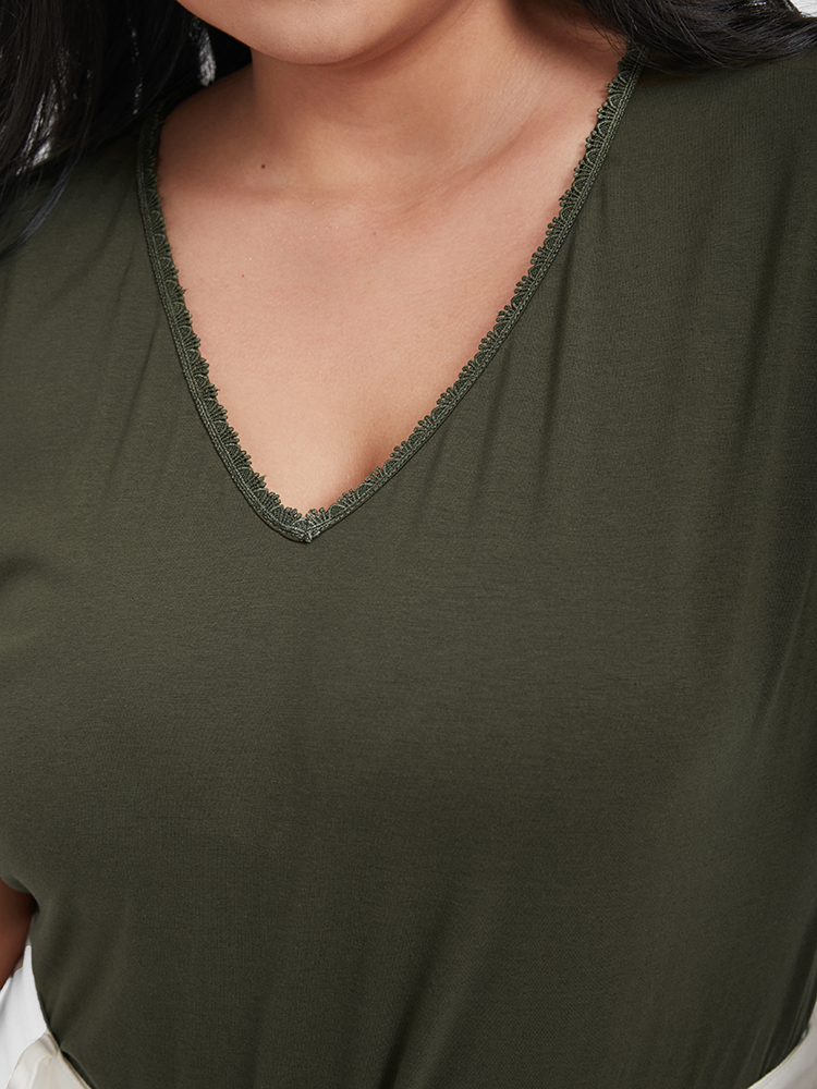 

Plus Size Solid Lace Trim V Neck T-shirt Green V-neck Short sleeve Casual Jersey Tops