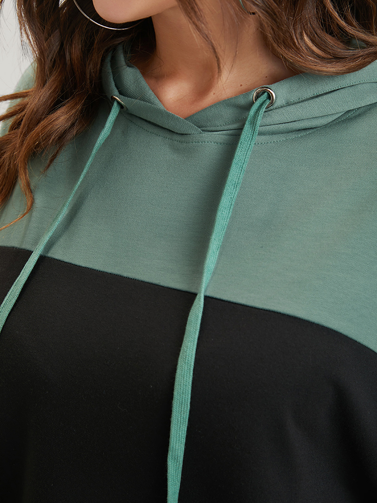 Plus Size Colorblock Contrast Drawstring Pocket Hooded Drop Shoulder Sweatshirt Women Multicolor Casual Contrast Hooded Dailywear Sweatshirts BloomChic 10/M 