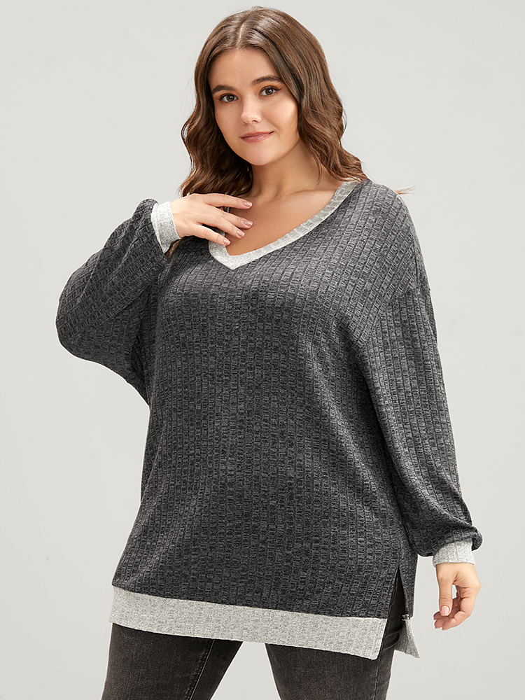 

Plus Size Contrast Trim Split Hem Textured V Neck Sweatshirt Women DimGray Casual Patchwork V-neck Dailywear Sweatshirts BloomChic