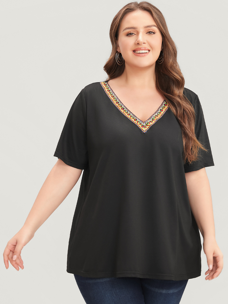 Plus Size Solid Contrast Webbing V Neck T-shirt Black Women Vacation Plain V-neck Dailywear T-shirts BloomChic 18-20/2X 