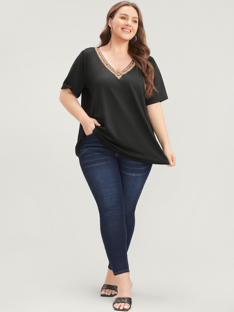 Plus Size Solid Contrast Webbing V Neck T-shirt Black Women Vacation Plain V-neck Dailywear T-shirts BloomChic 18-20/2X 