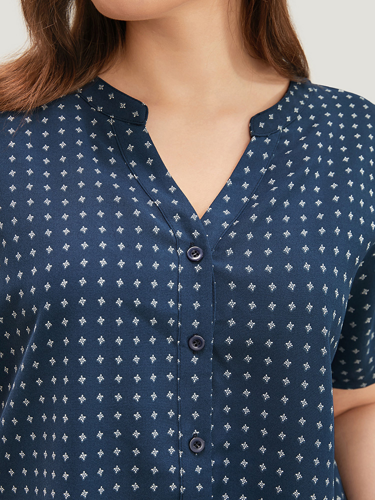 Plus Size Indigo Graphic Print Notched Neck Button Up Blouse Women Office Short sleeve Notched collar Dailywear Blouses BloomChic 26/4X 