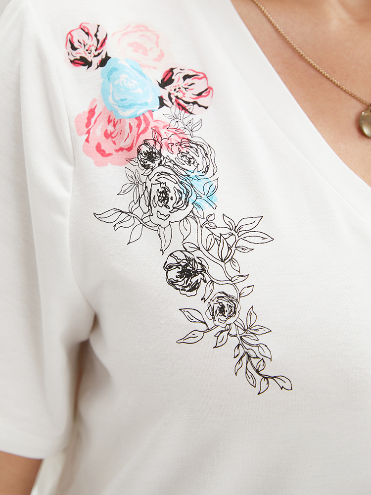 Plus Size Women Dailywear Floral Printed Regular Sleeve Short sleeve V-neck Casual T-shirts BloomChic 