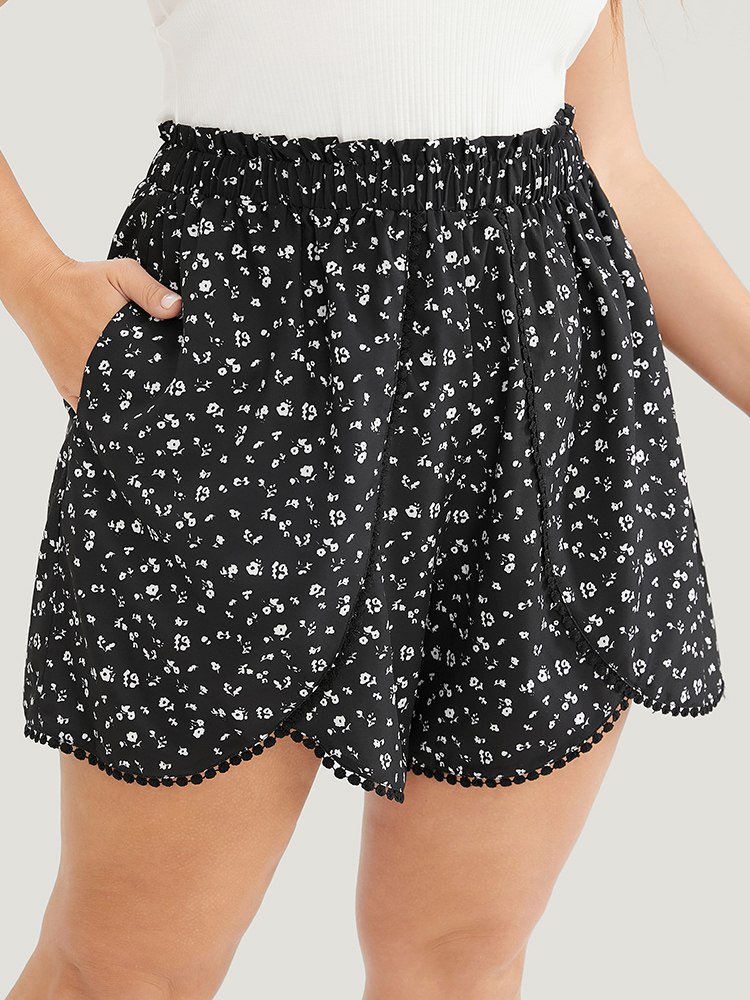 

Plus Size Ditsy Floral Wrap Hem Pocket Pompom Trim Shorts Women Black Elegant Belted Dailywear Shorts BloomChic