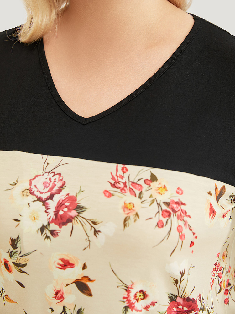 Plus Size Women Dailywear Floral Regular Sleeve Short sleeve V-neck Elegant T-shirts BloomChic 