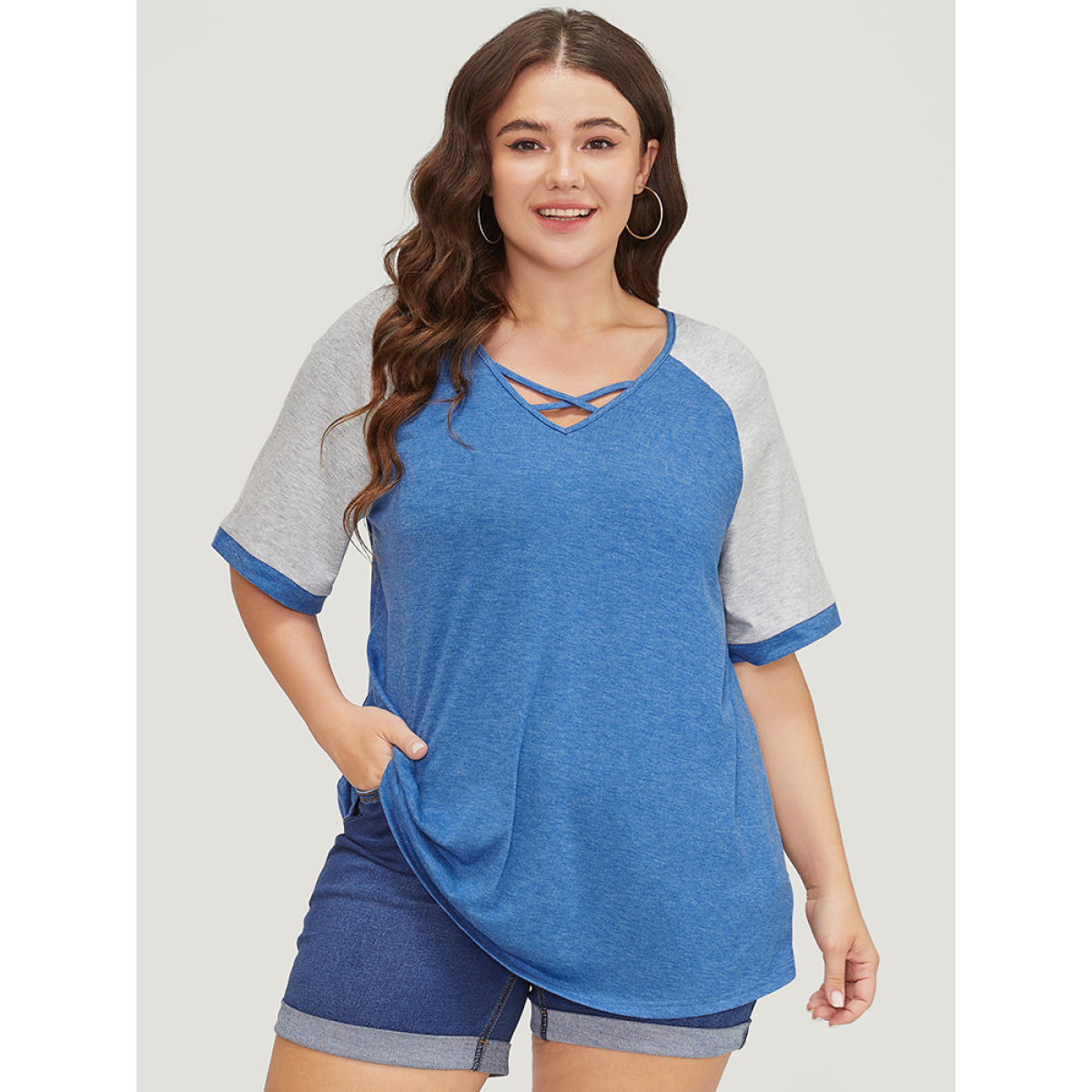 

Plus Size Colorblock Contrast Raglan Sleeve Crisscross Neck T-shirt Blue Women Casual Contrast Colorblock V-neck Dailywear T-shirts BloomChic