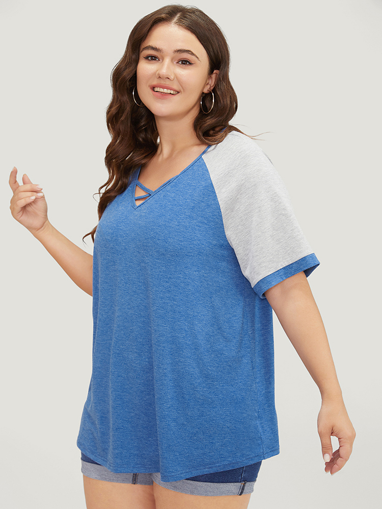 Plus Size Women Dailywear Colorblock Contrast Raglan sleeve Short sleeve V-neck Casual T-shirts BloomChic 