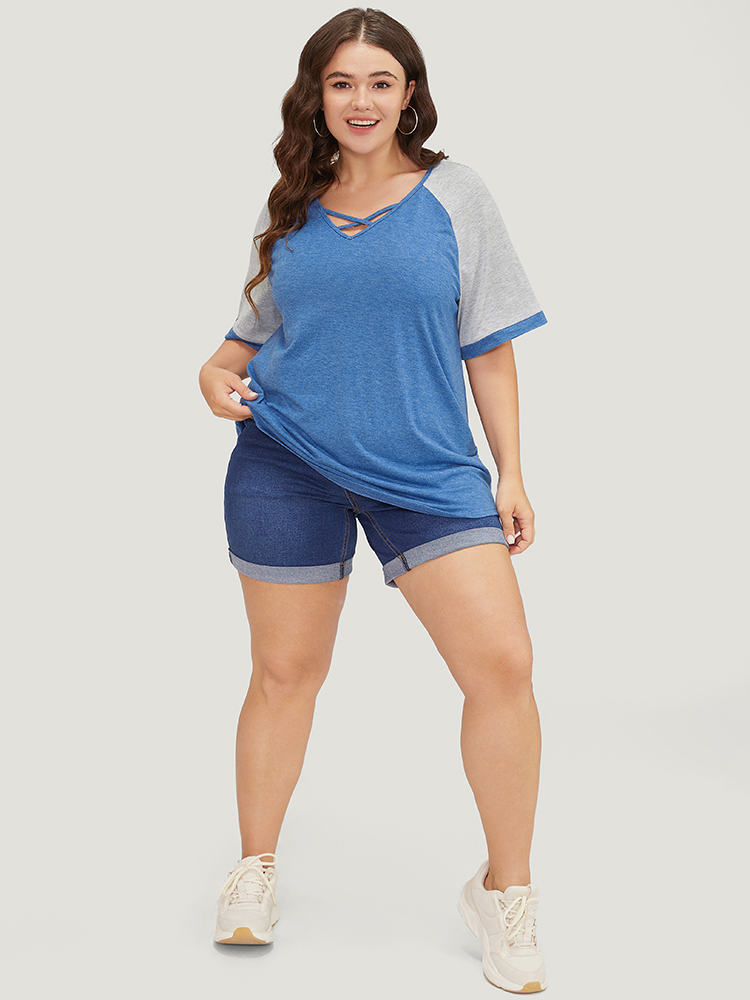 Plus Size Women Dailywear Colorblock Contrast Raglan sleeve Short sleeve V-neck Casual T-shirts BloomChic 