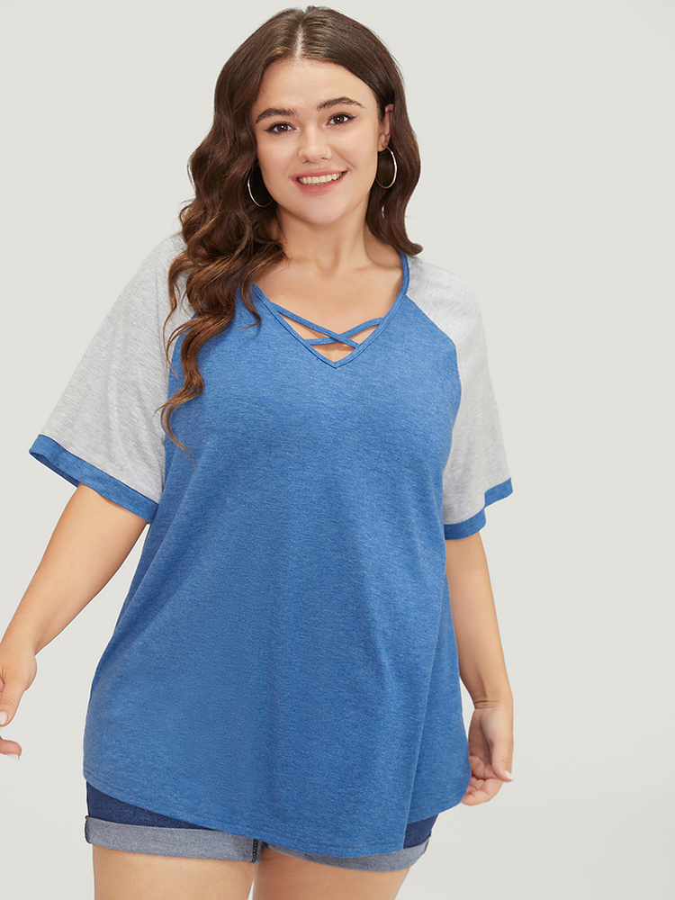 Plus Size Women Dailywear Colorblock Contrast Raglan sleeve Short sleeve V-neck Casual T-shirts BloomChic 