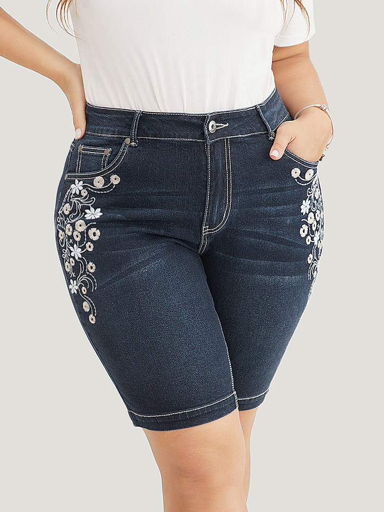 

Plus Size Very Stretchy High Rise Dark Wash Floral Embroidered Denim Shorts Women Midnight High stretch Everyday Slanted pocket Casual Denim Shorts BloomChic