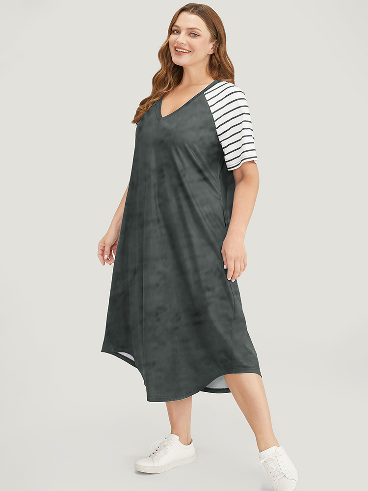 

Plus Size Striped Raglan Sleeve Pocket Arc Hem Dress Gray Women Casual Arc Hem V-neck Short sleeve Curvy Midi Dress BloomChic