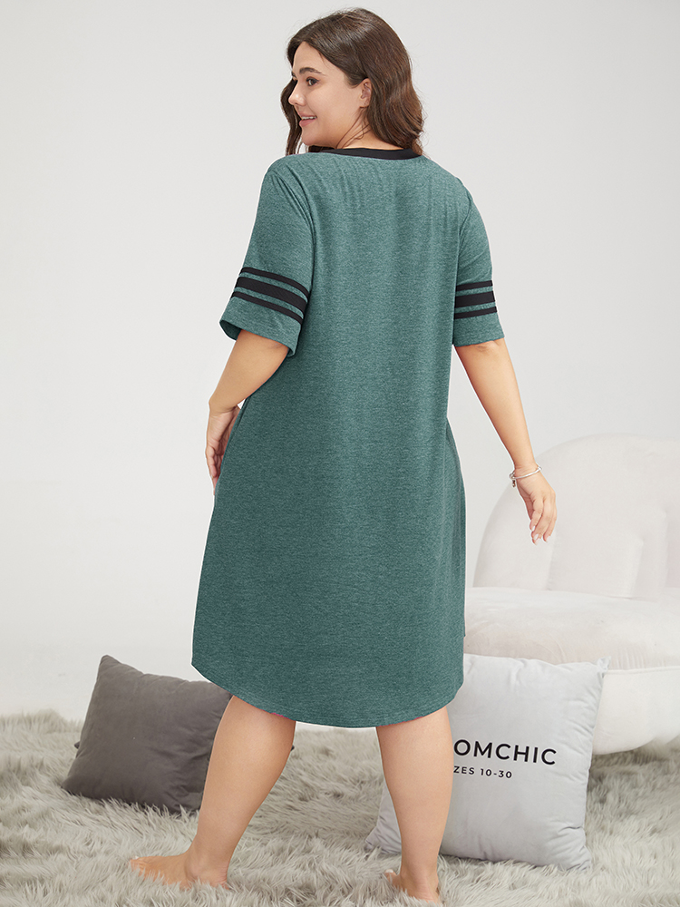 

Plus Size Contrast Trim Pocket Striped Sleep Dress Women DarkGreen Casual Plain Contrast V-neck Loungewear BloomChic