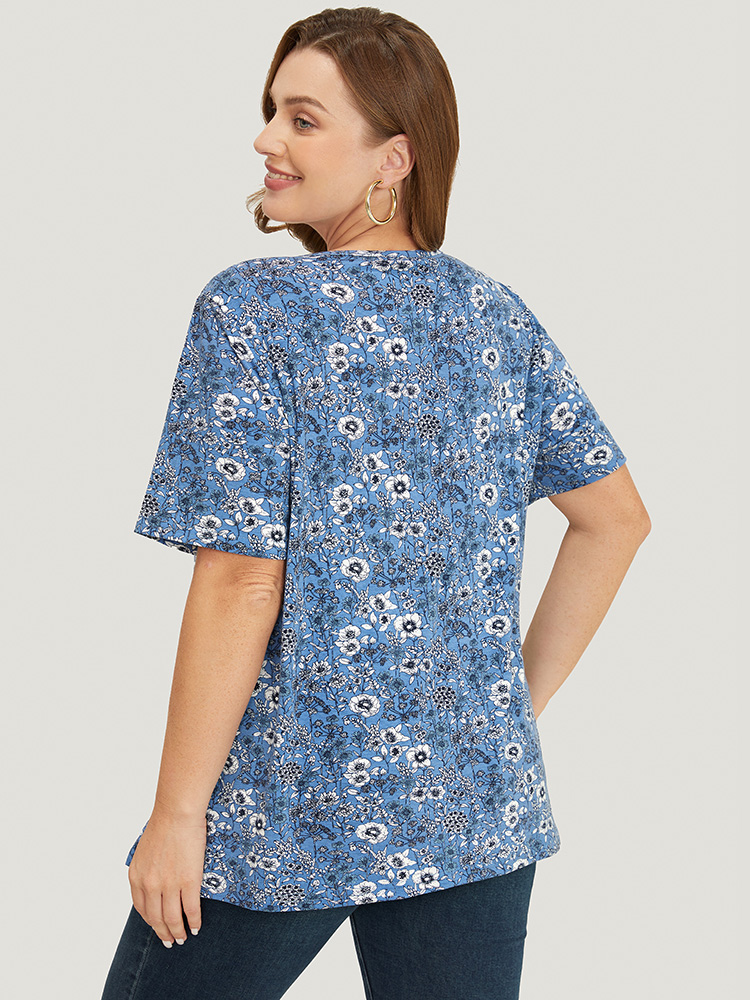 

Plus Size Floral V Neck Button Detail Pleated Front T-shirt Cerulean V-neck Short sleeve Elegant Jersey Tops