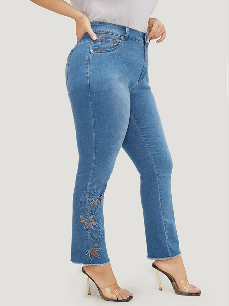 

Plus Size Very Stretchy High Rise Medium Wash Broderie Anglaise Jeans Women LightBlue Casual Plain Broderie anglaise High stretch Pocket Jeans BloomChic