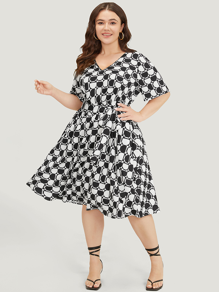 Plus Size Women Dailywear Geometric Contrast Regular Sleeve Short sleeve V-neck Pocket Belt Elegant Dresses BloomChic 