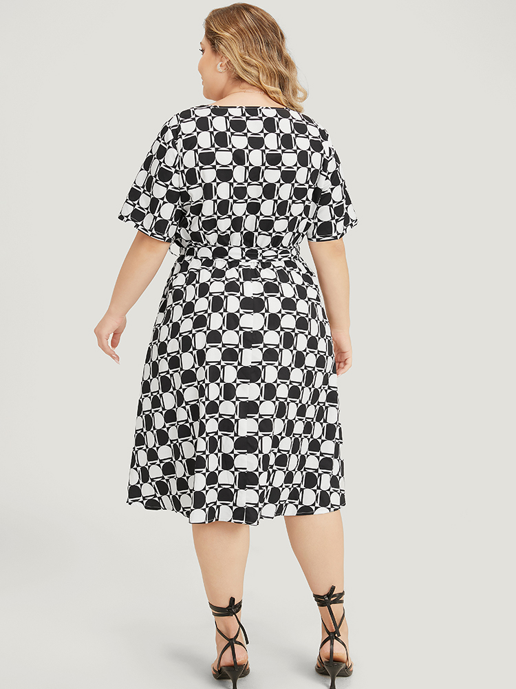 Plus Size Women Dailywear Geometric Contrast Regular Sleeve Short sleeve V-neck Pocket Belt Elegant Dresses BloomChic 