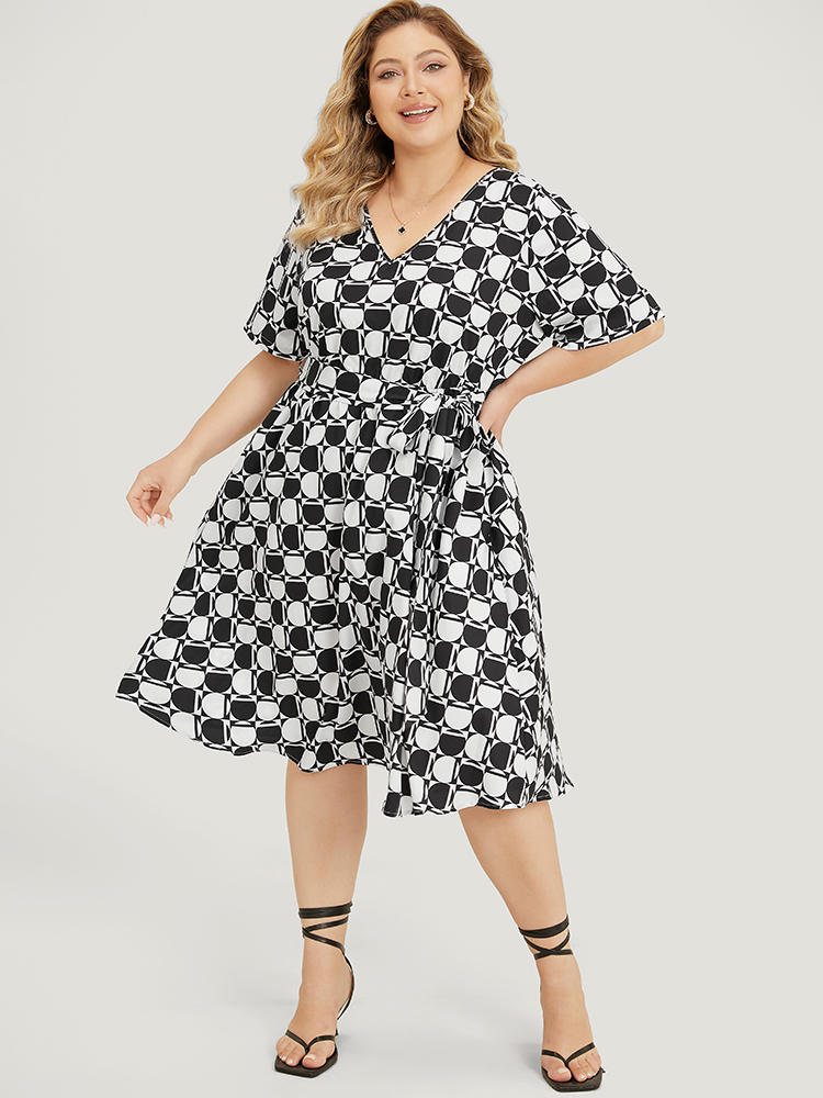 Plus Size Women Dailywear Geometric Contrast Regular Sleeve Short sleeve V-neck Pocket Belt Elegant Dresses BloomChic 