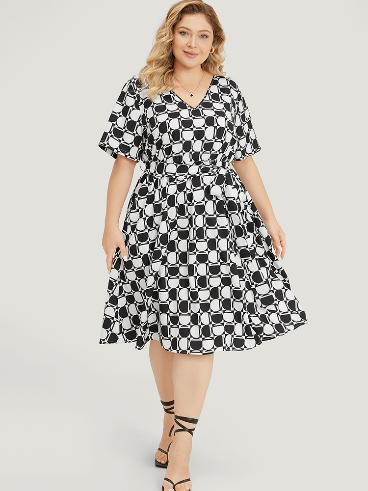 

Plus Size Geometric Print Pocket Belted V Neck Dress Multicolor Women Elegant Contrast V-neck Short sleeve Curvy Knee Dress BloomChic