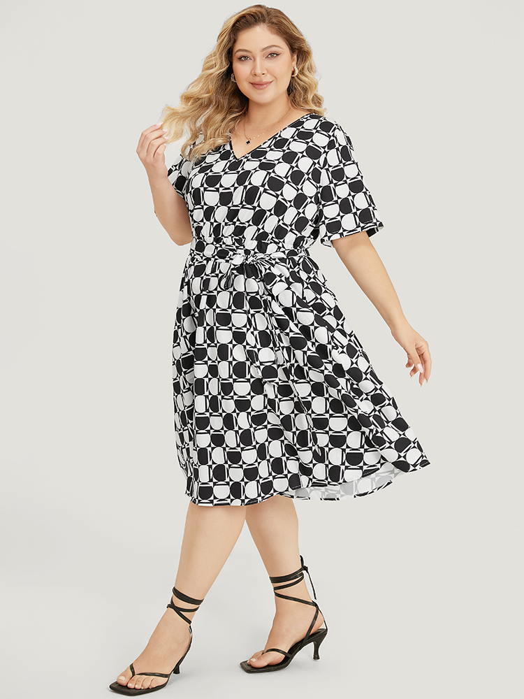 Plus Size Women Dailywear Geometric Contrast Regular Sleeve Short sleeve V-neck Pocket Belt Elegant Dresses BloomChic 