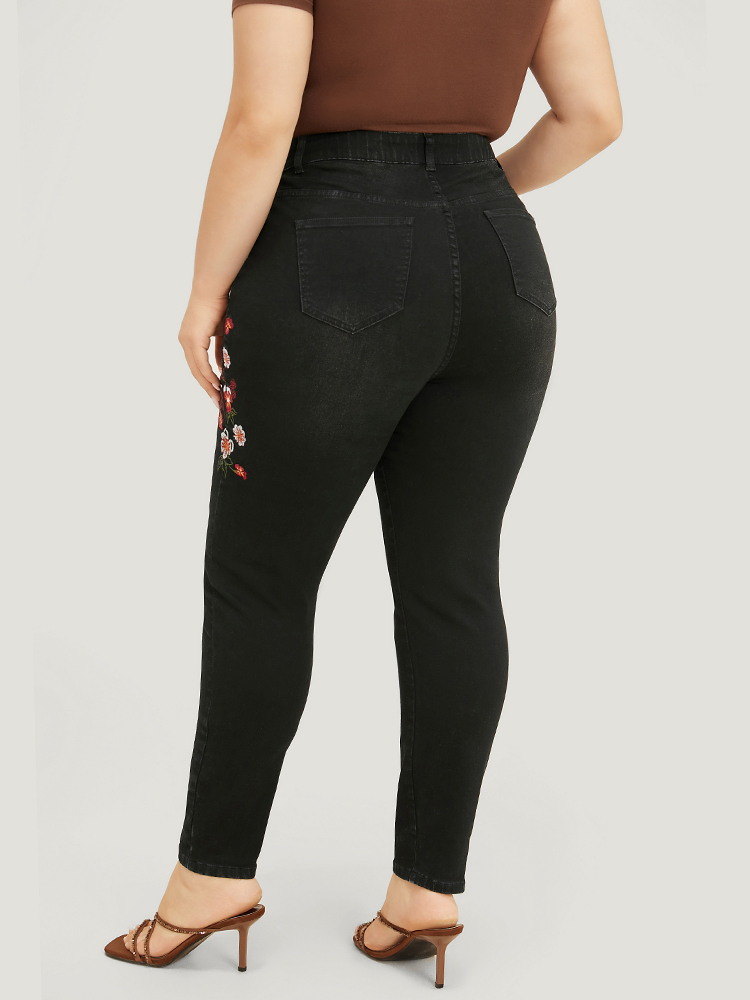 Plus Size Very Stretchy High Rise Black Wash Floral Embroidered Jeans Women Black Casual Plain Embroidered High stretch Pocket Jeans BloomChic 10/M 