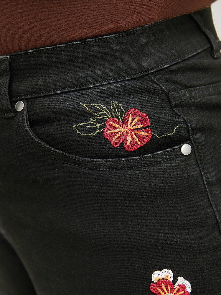 Plus Size Very Stretchy High Rise Black Wash Floral Embroidered Jeans Women Black Casual Plain Embroidered High stretch Pocket Jeans BloomChic 10/M 