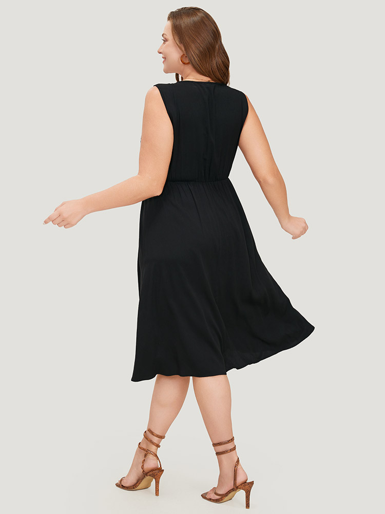 

Plus Size Plain Patchwork Shirred Pocket Tank Dress Black Women Vacation Patchwork V-neck Sleeveless Curvy Knee Dress BloomChic