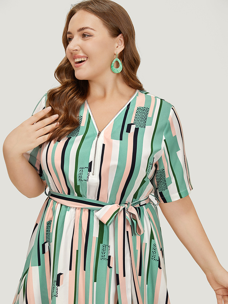 

Plus Size Geometric Contrast Curved Hem Pocket Belt Zipper Dress Multicolor Women Office Lined V-neck Short sleeve Curvy Midi Dress BloomChic