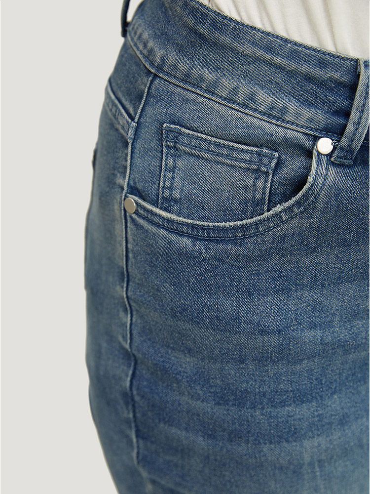 Plus Size Women Dailywear High stretch Flare Leg Medium Wash Casual Jeans BloomChic 