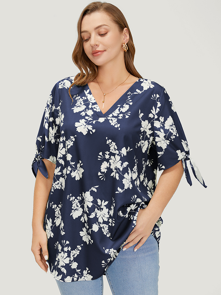 Plus Size Women Dailywear Silhouette Floral Print Knotted Regular Sleeve Short sleeve V-neck Elegant Blouses BloomChic 