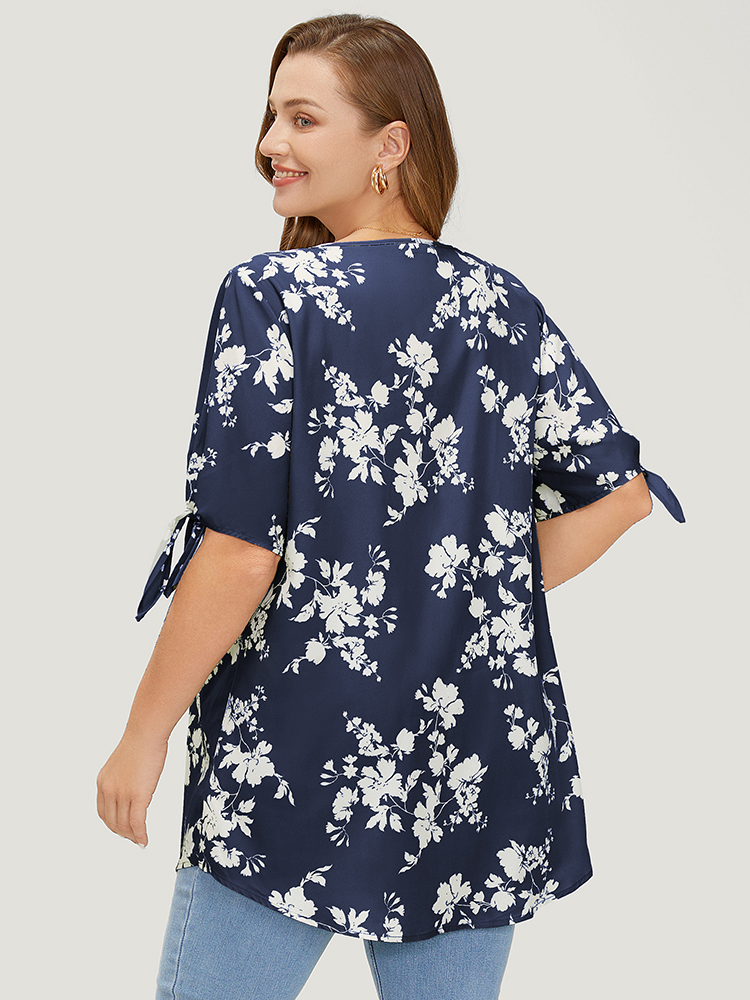 Plus Size Women Dailywear Silhouette Floral Print Knotted Regular Sleeve Short sleeve V-neck Elegant Blouses BloomChic 
