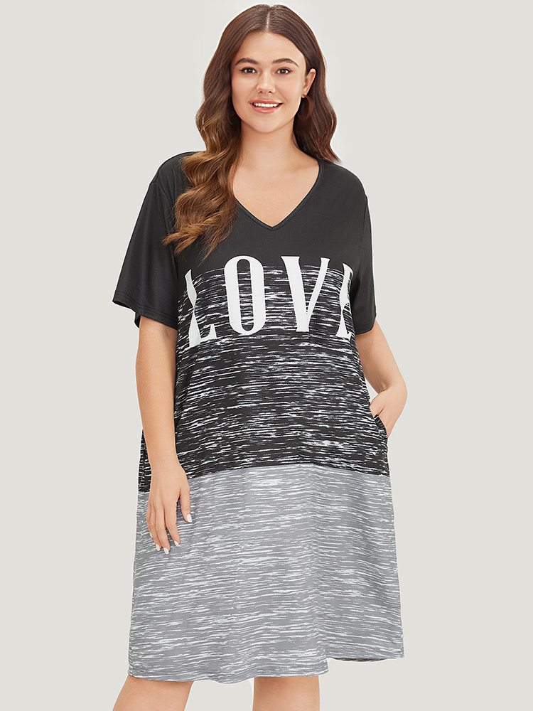 

Plus Size Letter Print Colorblock Contrast Pocket V Neck Dress Black Women Casual Plain Curvy Knee Dress BloomChic