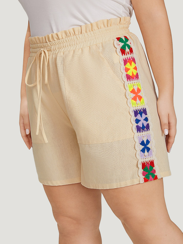 

Plus Size Bandana Patchwork Pocket Ties Paperbag Waist Shorts Women Ivory Vacation Cross straps Dailywear Shorts BloomChic