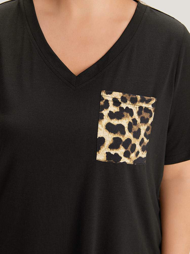 

Plus Size Leopard Patchwork Patched Pocket V Neck T-shirt Black Women Casual Arc Hem Leopard V-neck Dailywear T-shirts BloomChic