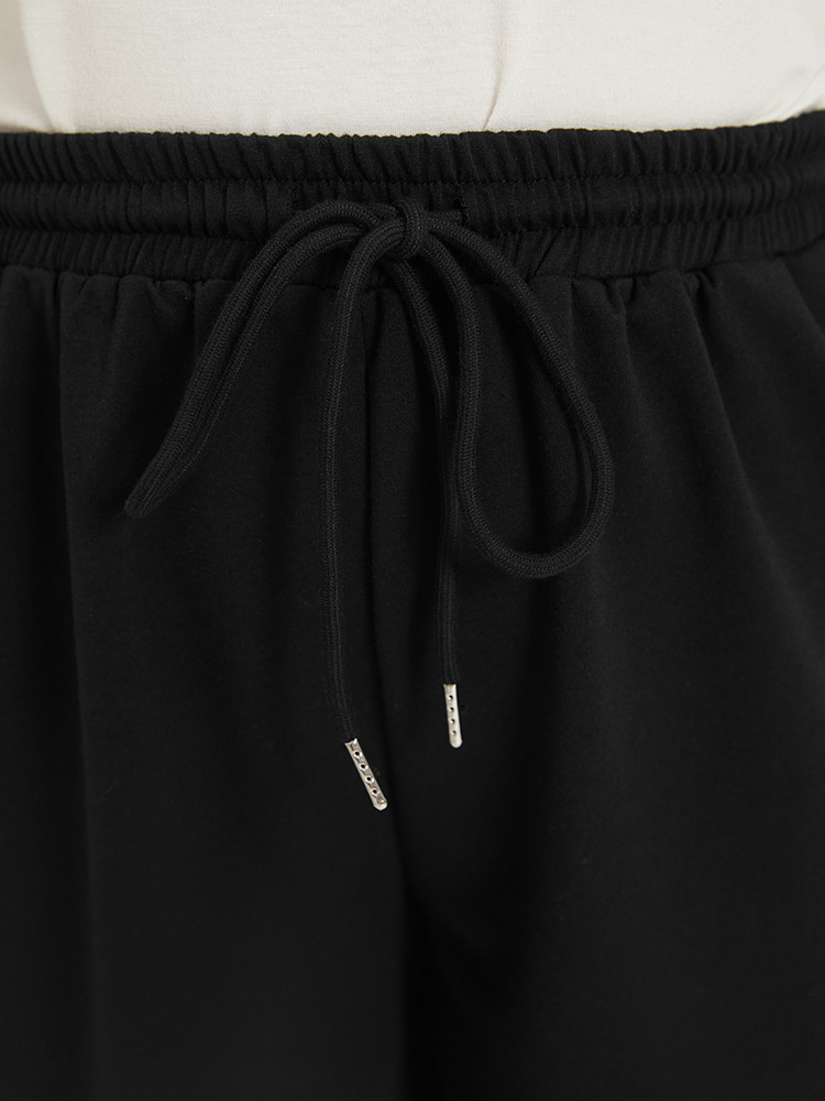 

Plus Size Plain Drawstring Patched Detail Pocket Shorts Women Black Casual Plain Dailywear Shorts BloomChic