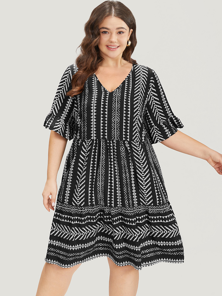 

Plus Size Striped Geo Patchwork Pocket Bell Sleeve Dress Black Women Vacation Patchwork V-neck Short sleeve Curvy Knee Dress BloomChic