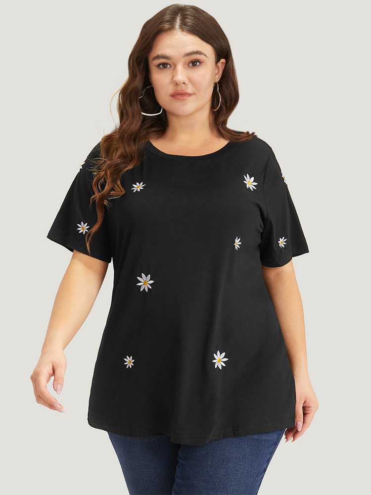 

Plus Size Daisy Floral Embroidered Short Sleeve T-shirt Black Women Elegant Embroidered Floral Round Neck Dailywear T-shirts BloomChic