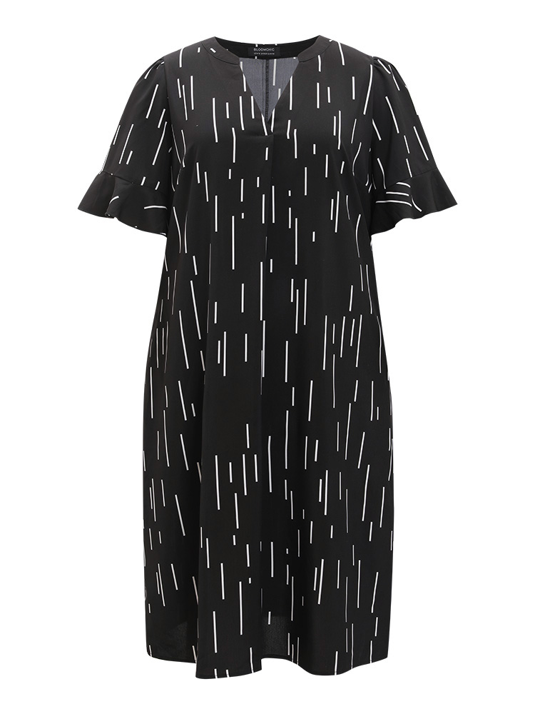 

Plus Size Line Print Notched Bell Sleeve Ruffle Hem Dress Black Women Office Plain Notched collar Half Sleeve Curvy Midi Dress BloomChic