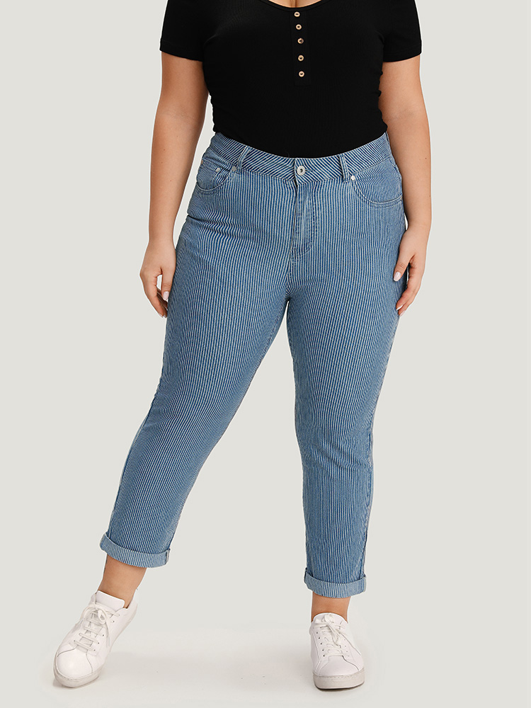 Plus Size Women Dailywear Pocket High stretch Straight Leg Medium Wash Casual Jeans BloomChic 