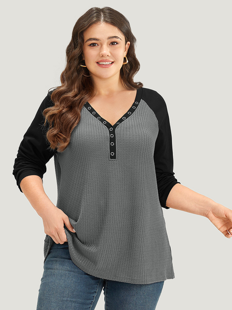 

Plus Size Waffle Knit Raglan Sleeve Metal Buckle Detail T-shirt Gray Women Casual Contrast Plain V-neck Everyday T-shirts BloomChic